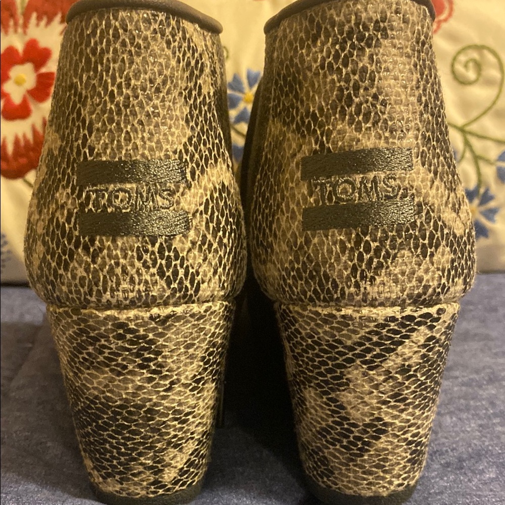 Toms Black and Gray Snake Print Ankle Boots with Lace-Up Design - Picture 4 of 5